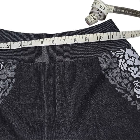 Fabletics Floral Patterned Black and Gray Women's Capri‎ Leggings Size Medium - Picture 4 of 10